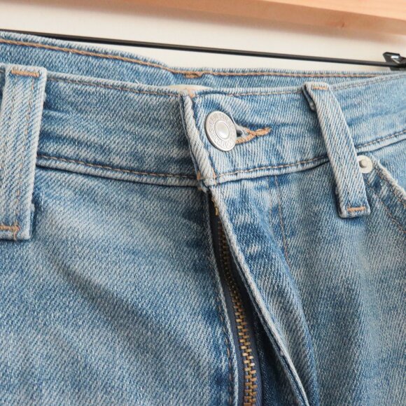 LEVI'S High Waisted Mom Jeans in Now You Know Light Wash Western Casual Size 28 - Picture 9 of 14